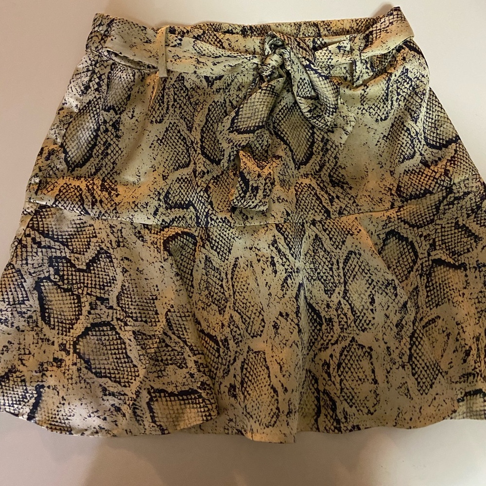 Snakeskin skort